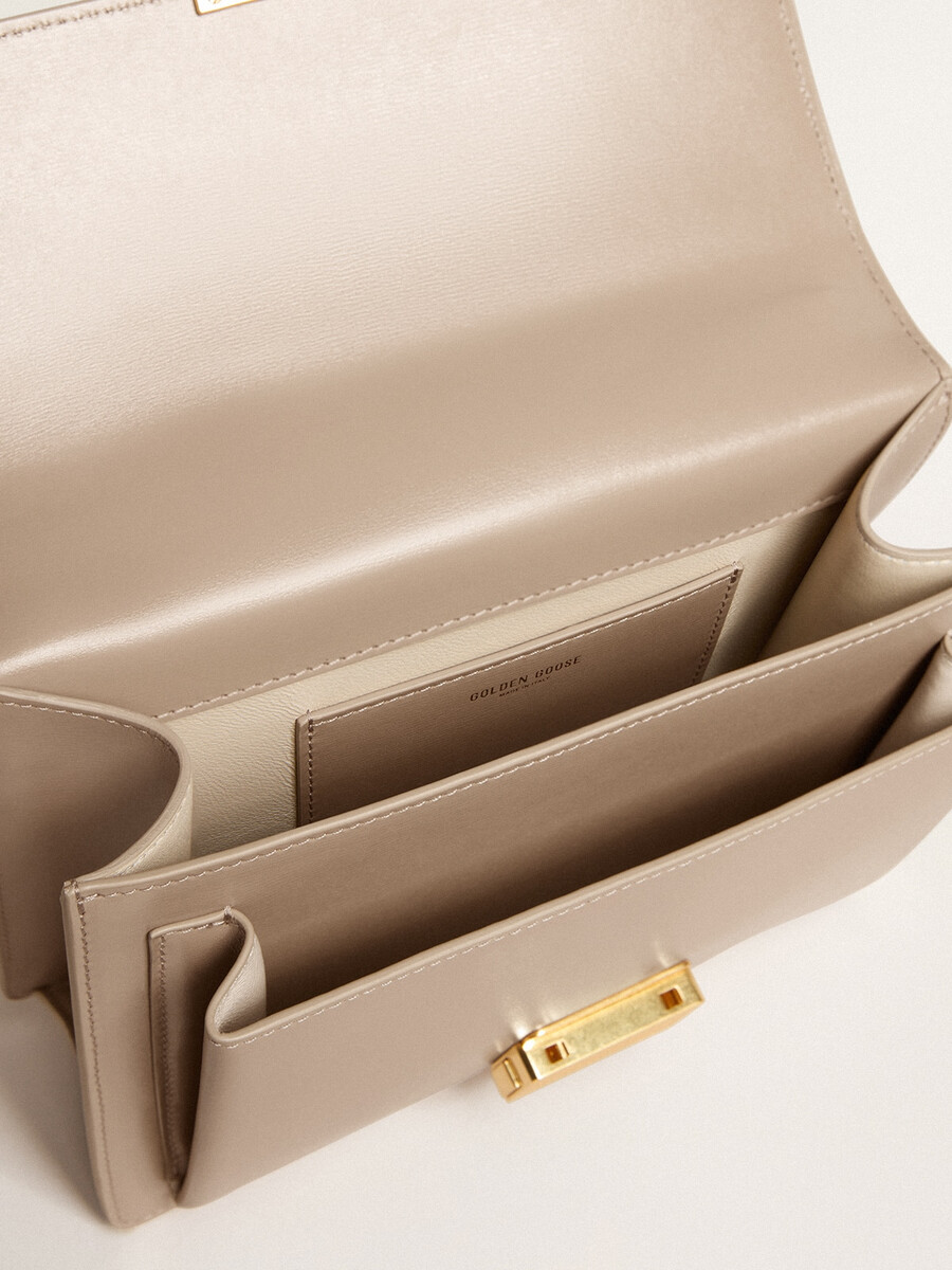 venezia-tas van beige geribbeld leer met gouden details.