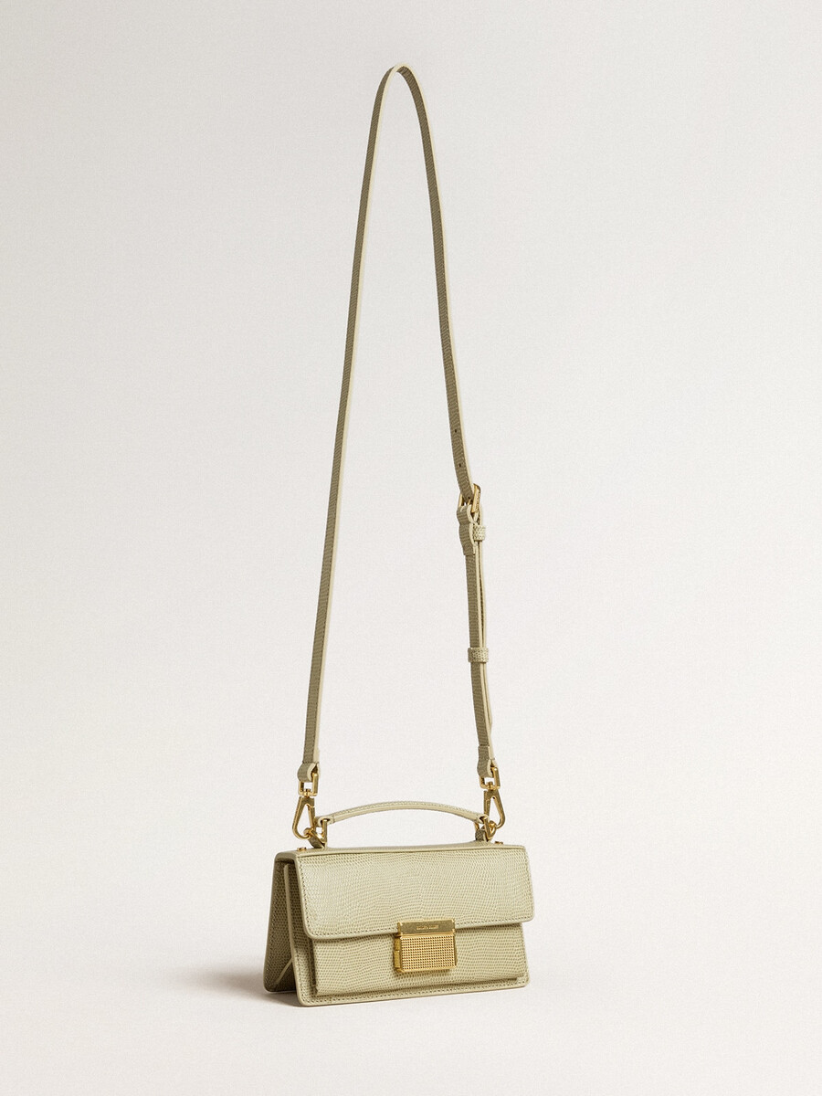 kleine venezia-tas in lichtgroen leer met pythonprint en gouden details.