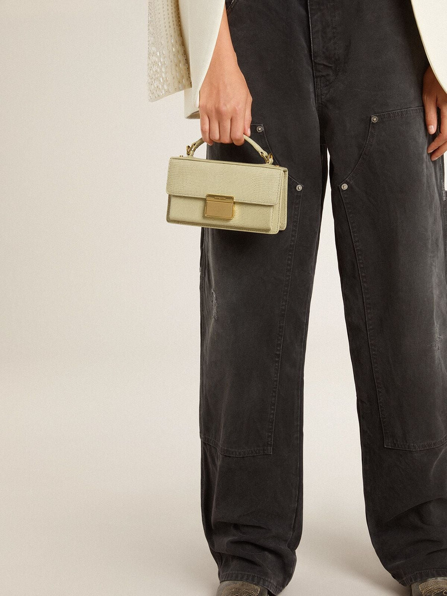 kleine venezia-tas in lichtgroen leer met pythonprint en gouden details.