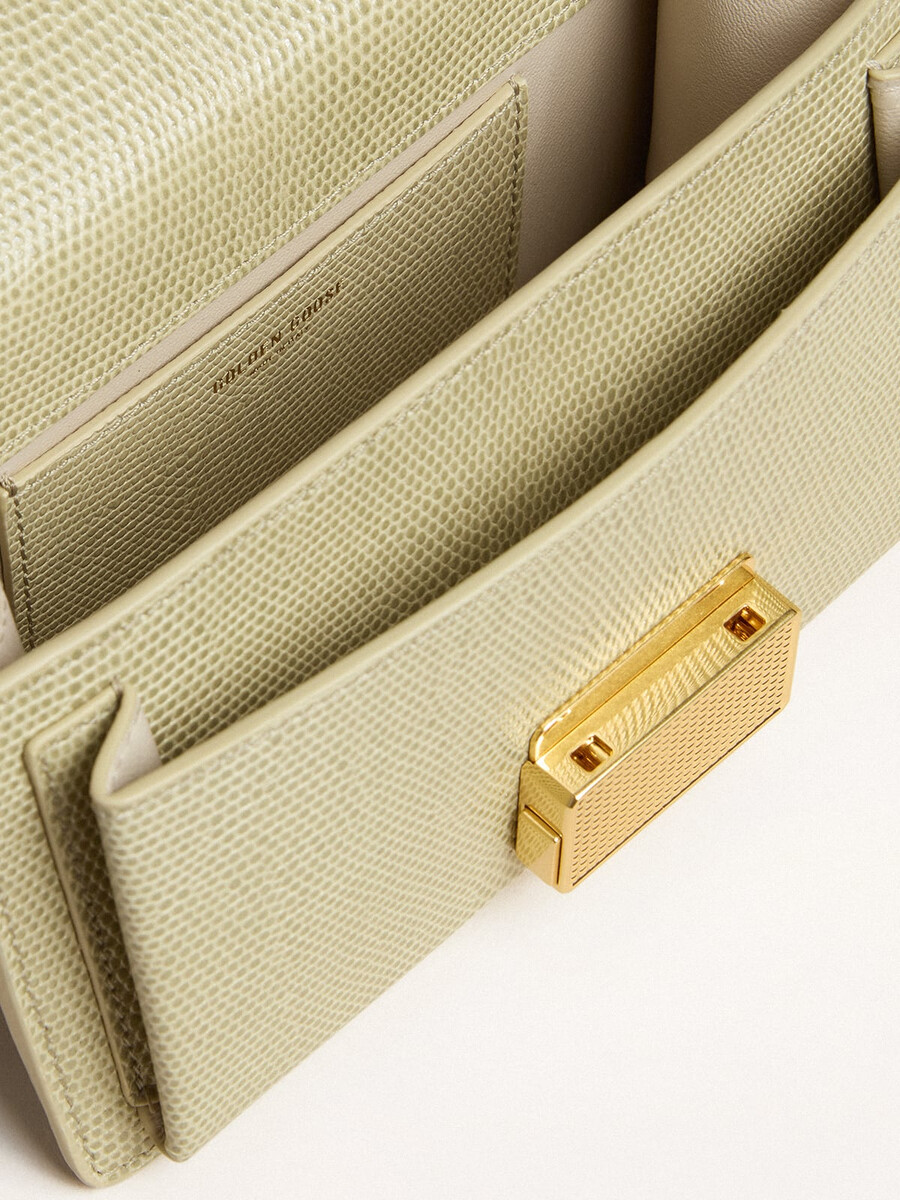 kleine venezia-tas in lichtgroen leer met pythonprint en gouden details.